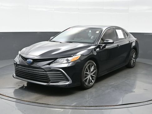 Used 2022 Toyota Camry XLE FWD image 2