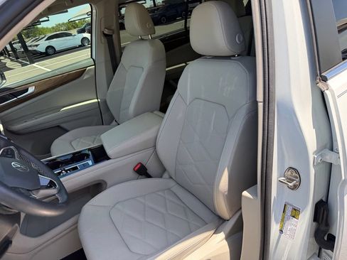 Used 2024 Volkswagen Atlas SE w/ Panoramic Sunroof Package FWD image 14