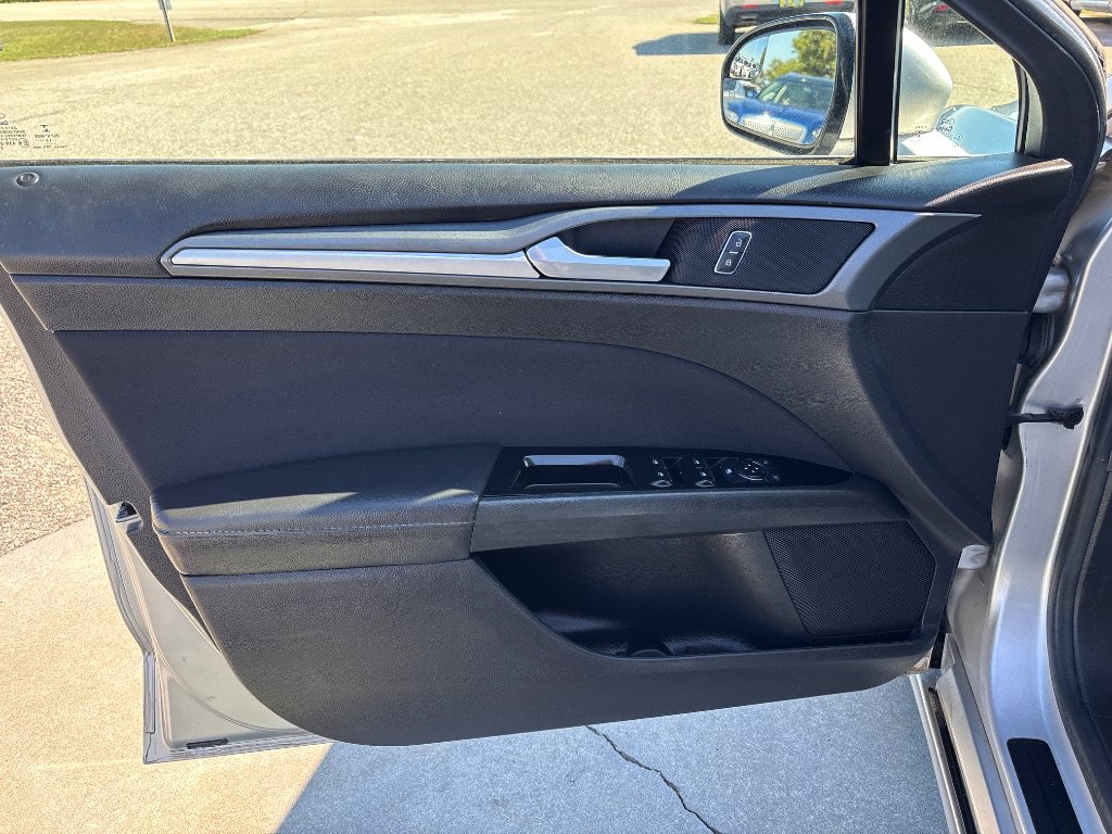 Used 2014 Ford Fusion SE FWD image 18