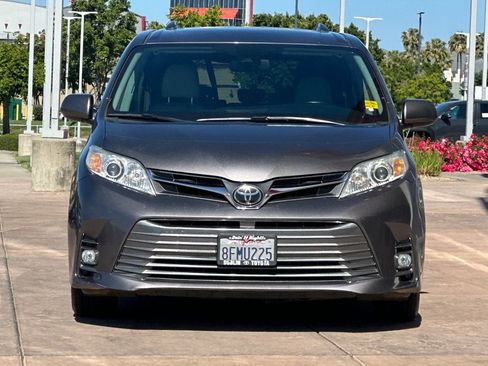 Certified 2018 Toyota Sienna XLE w/ XLE Navigation Package FWD image 10