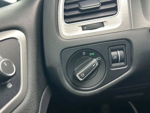 Used 2016 Volkswagen Golf S image 40