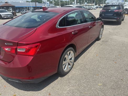 Used 2017 Chevrolet Malibu Premier FWD image 4