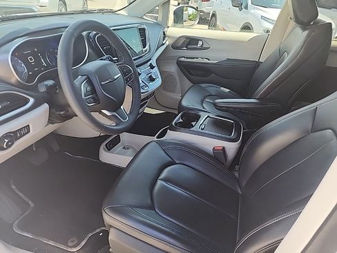 Used 2023 Chrysler Pacifica Touring-L AWD/4WD image 9