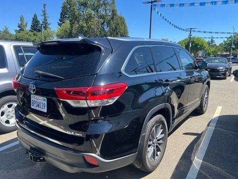 Used 2019 Toyota Highlander XLE AWD/4WD image 6