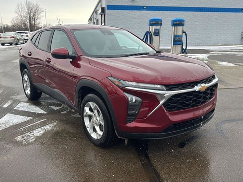 Used 2025 Chevrolet Trax LS w/ LS Convenience Package image 8