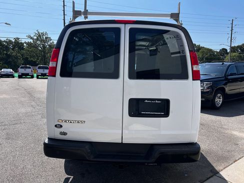 Used 2022 Chevrolet Express 2500 w/ Driver Convenience Package image 6