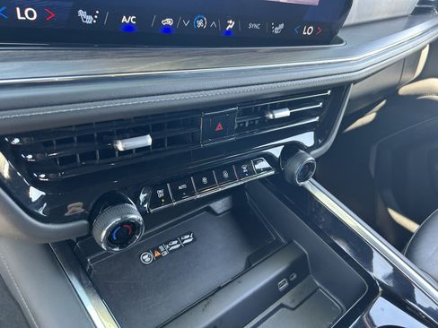 Certified 2025 Chevrolet Suburban Z71 AWD/4WD image 33