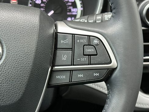 Used 2023 Toyota Highlander XLE image 27