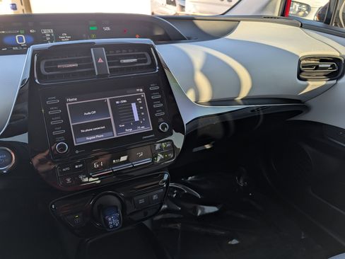 Used 2022 Toyota Prius LE image 27