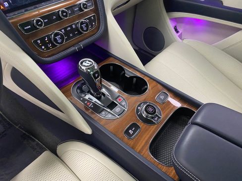 Used 2024 Bentley Bentayga image 29