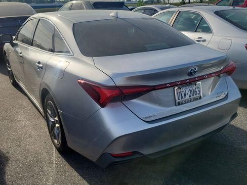 Used 2020 Toyota Avalon XLE w/ Moonroof Package image 4