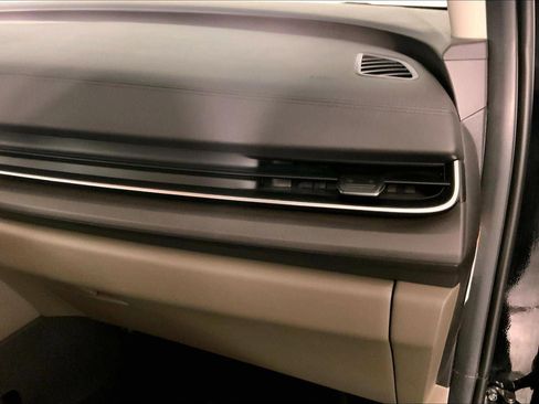 Used 2025 Kia Carnival EX image 16