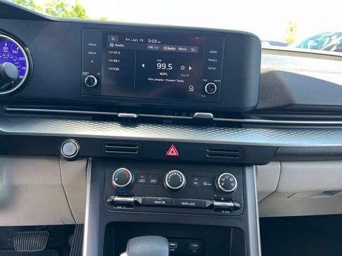 Used 2022 Kia Carnival LX FWD image 17