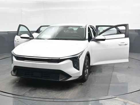 Used 2025 Kia K4 LXS image 44
