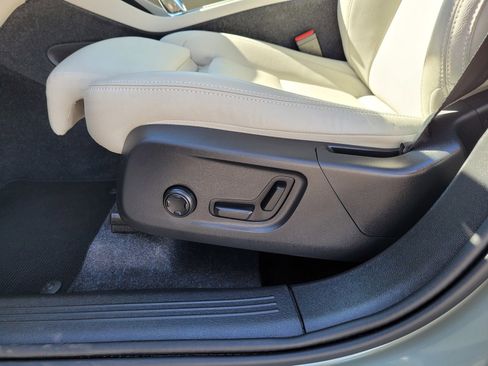 Used 2024 Volvo XC40 B5 Ultimate w/ Climate Package image 10