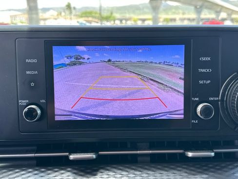 Used 2022 Kia Carnival LX FWD image 17