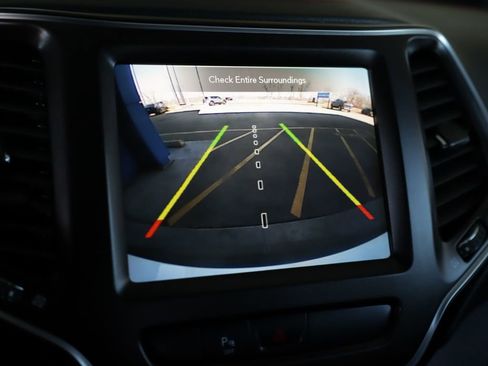 Used 2019 Jeep Cherokee Trailhawk w/ Cold Weather Group image 17