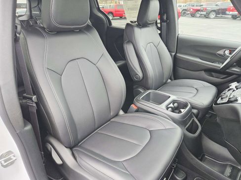 New 2026 Chrysler Pacifica Select image 17