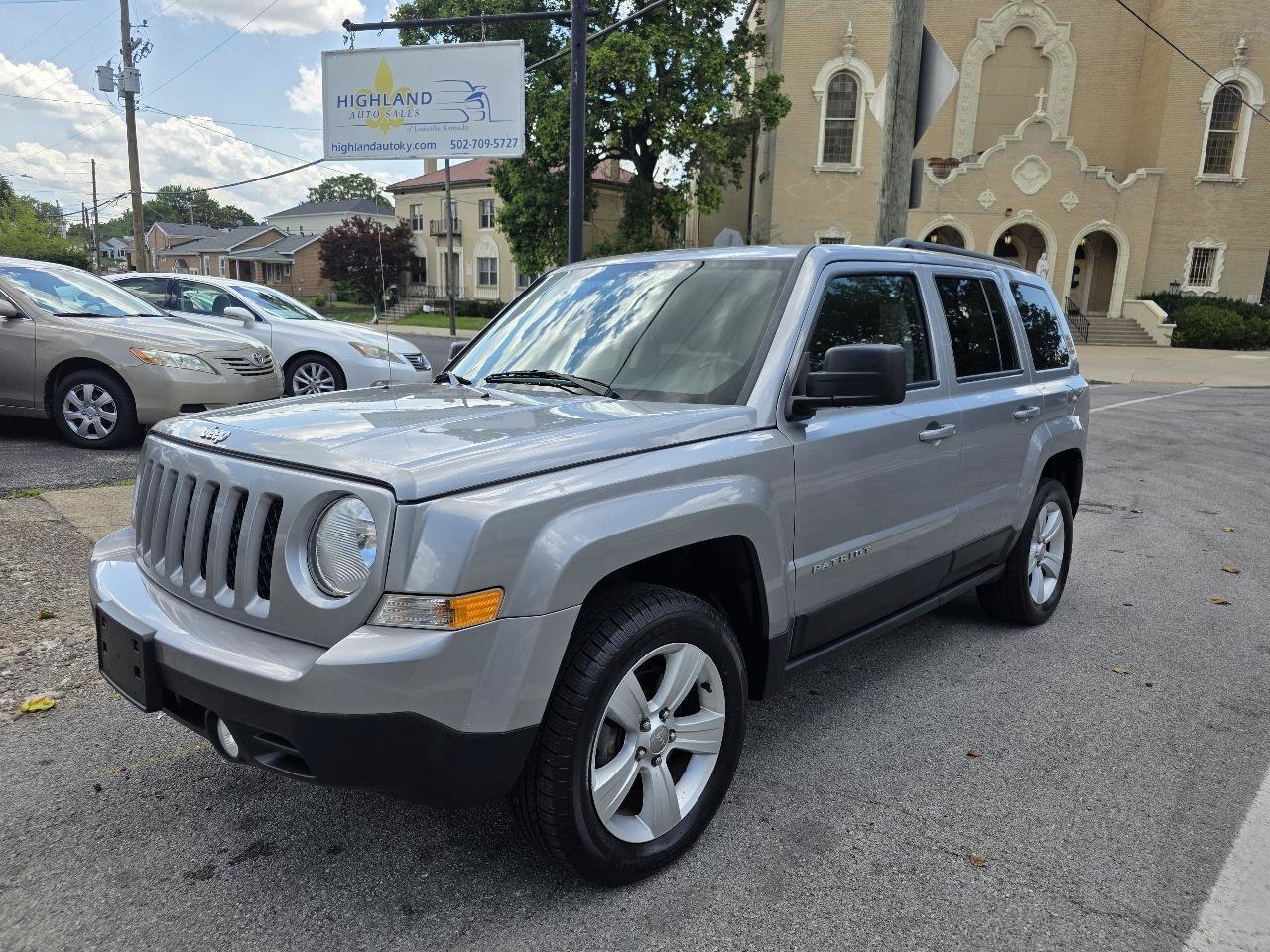 Used 2017 Jeep Patriot Latitude AWD/4WD image 1
