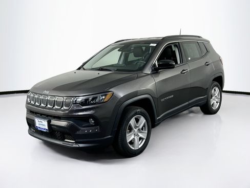 Used 2022 Jeep Compass Latitude w/ Convenience Group AWD/4WD image 1