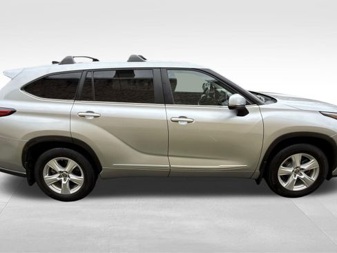 Used 2023 Toyota Highlander LE AWD/4WD image 4
