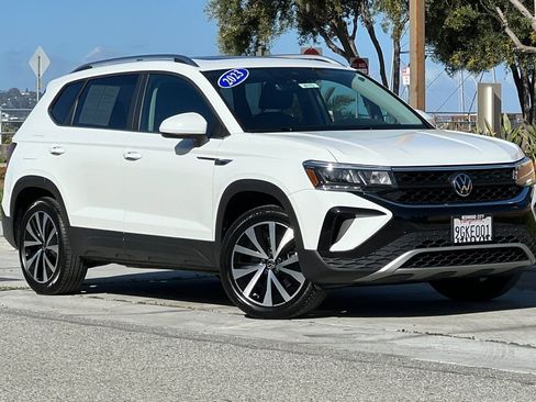 Used 2023 Volkswagen Taos SE w/ Panoramic Sunroof Package image 2