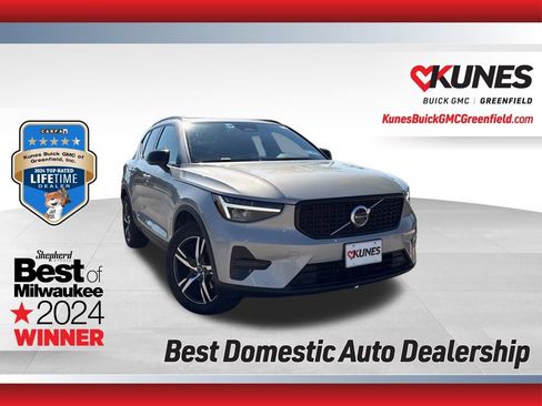 Used 2024 Volvo XC40 B5 Core image 1