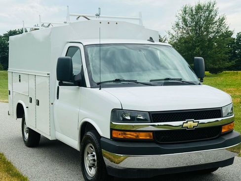 Used 2022 Chevrolet Express 3500 w/ Power Convenience Package RWD image 4