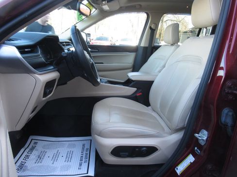 Used 2022 Jeep Grand Cherokee Limited AWD/4WD image 25