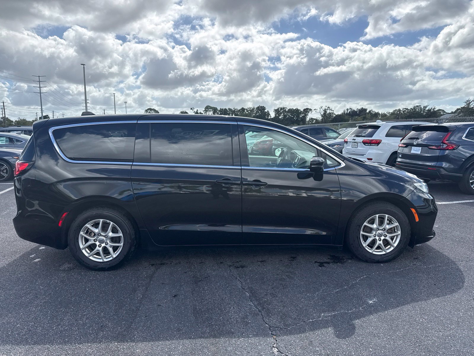 Used 2024 Chrysler Pacifica Touring-L FWD image 8