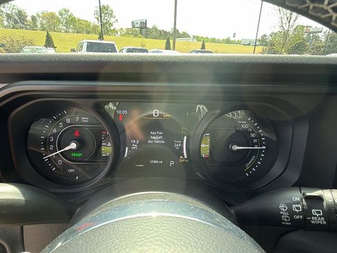 Used 2025 Jeep Wrangler Sahara image 29