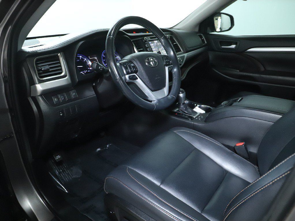 Used 2019 Toyota Highlander XLE FWD image 17