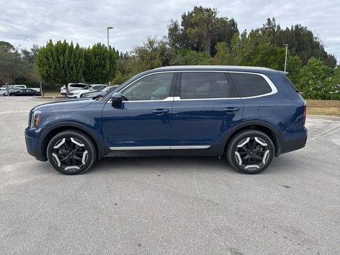 Used 2024 Kia Telluride EX w/ EX Captain's Chair Package image 7