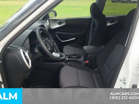 Used 2025 Kia Soul LX w/ LX Technology Package FWD image 7