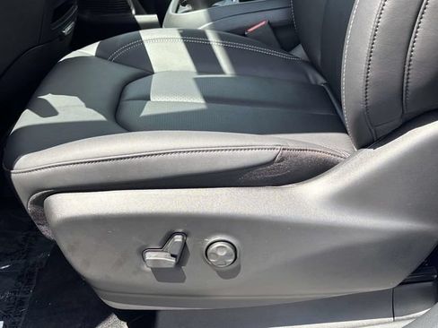New 2027 Chrysler Pacifica Select AWD/4WD image 16