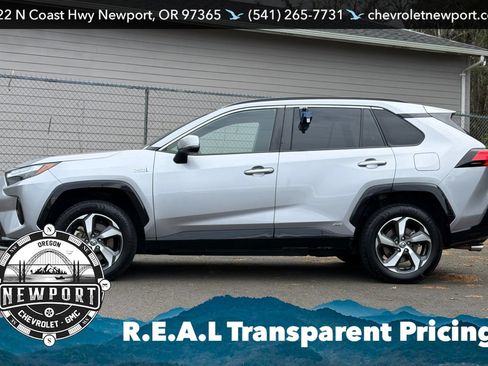 Used 2022 Toyota RAV4 SE w/ Weather & Moonroof Package AWD/4WD image 7