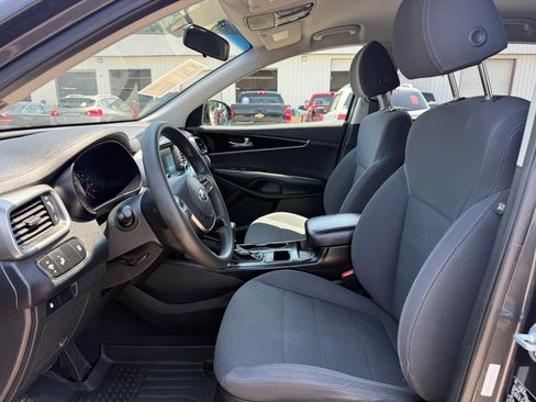 Used 2019 Kia Sorento FWD image 2