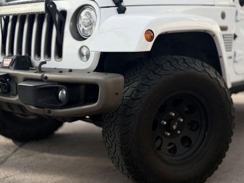 Used 2017 Jeep Wrangler Sahara image 9