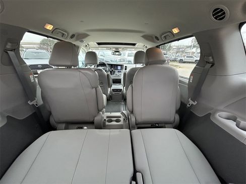 Used 2018 Toyota Sienna XLE w/ XLE Navigation Package image 15