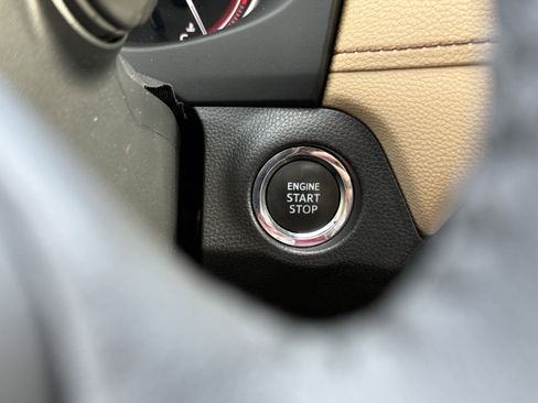 Used 2022 Toyota RAV4 Limited image 4