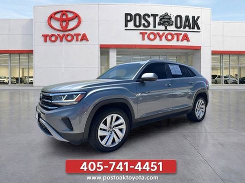 Used 2020 Volkswagen Atlas Cross Sport SE w/ Panoramic Sunroof Package FWD image 2