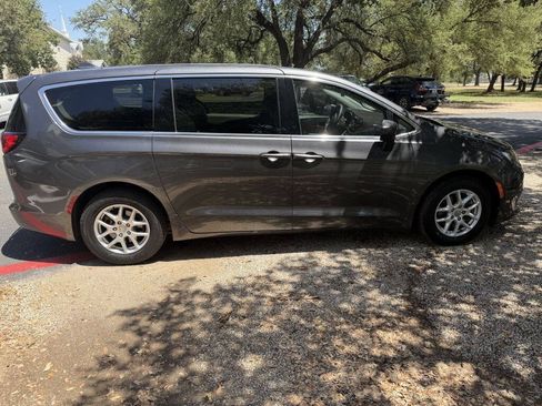 Used 2017 Chrysler Pacifica Touring FWD image 6