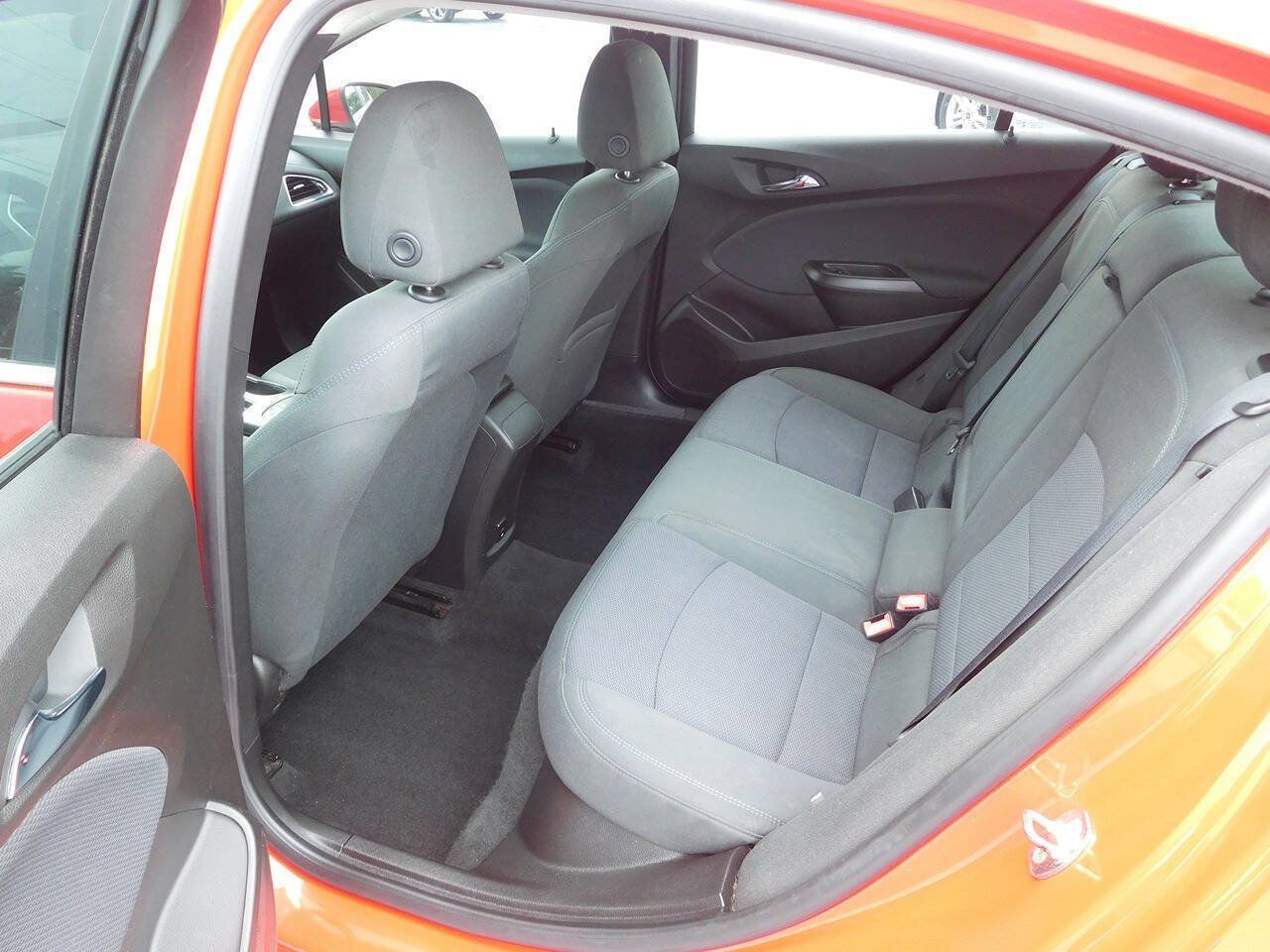 Used 2018 Chevrolet Cruze LT FWD image 12