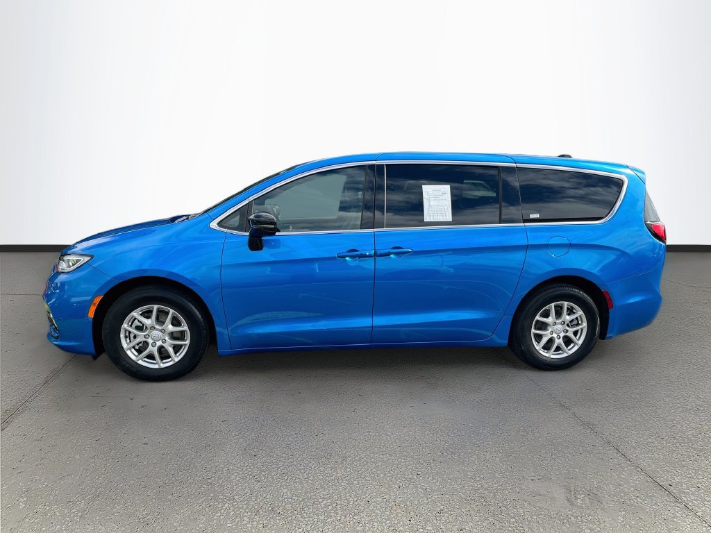 Used 2026 Chrysler Pacifica Select FWD image 4
