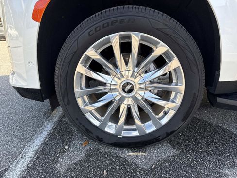 Used 2023 Cadillac Escalade Premium Luxury image 39