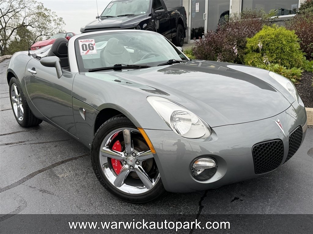 Used 2006 Pontiac Solstice Convertible w/ Premium Package RWD image 1