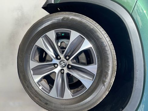 Used 2023 Toyota Highlander XLE w/ Protection Package #3 (TMS) FWD image 32