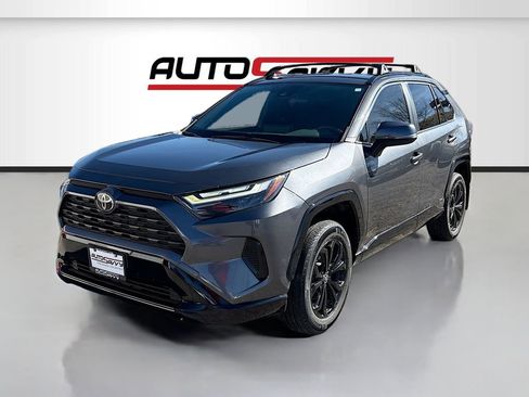 Used 2023 Toyota RAV4 SE image 3