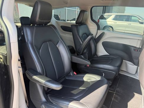Used 2023 Chrysler Pacifica Touring-L FWD image 41