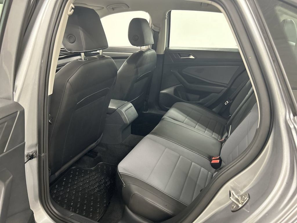 Used 2025 Volkswagen Jetta SE FWD image 19